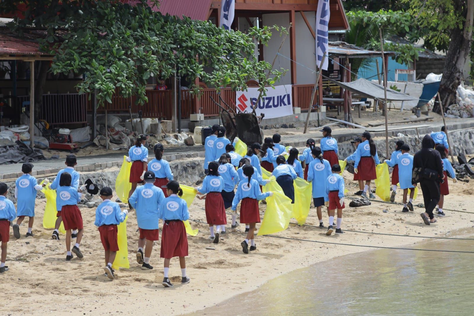 Keceriaan para pelajar bersama Suzuki Indonesia saat membersihkan Pantai Bunaken, langkah kecil untuk masa depan lingkungan yang lebih baik