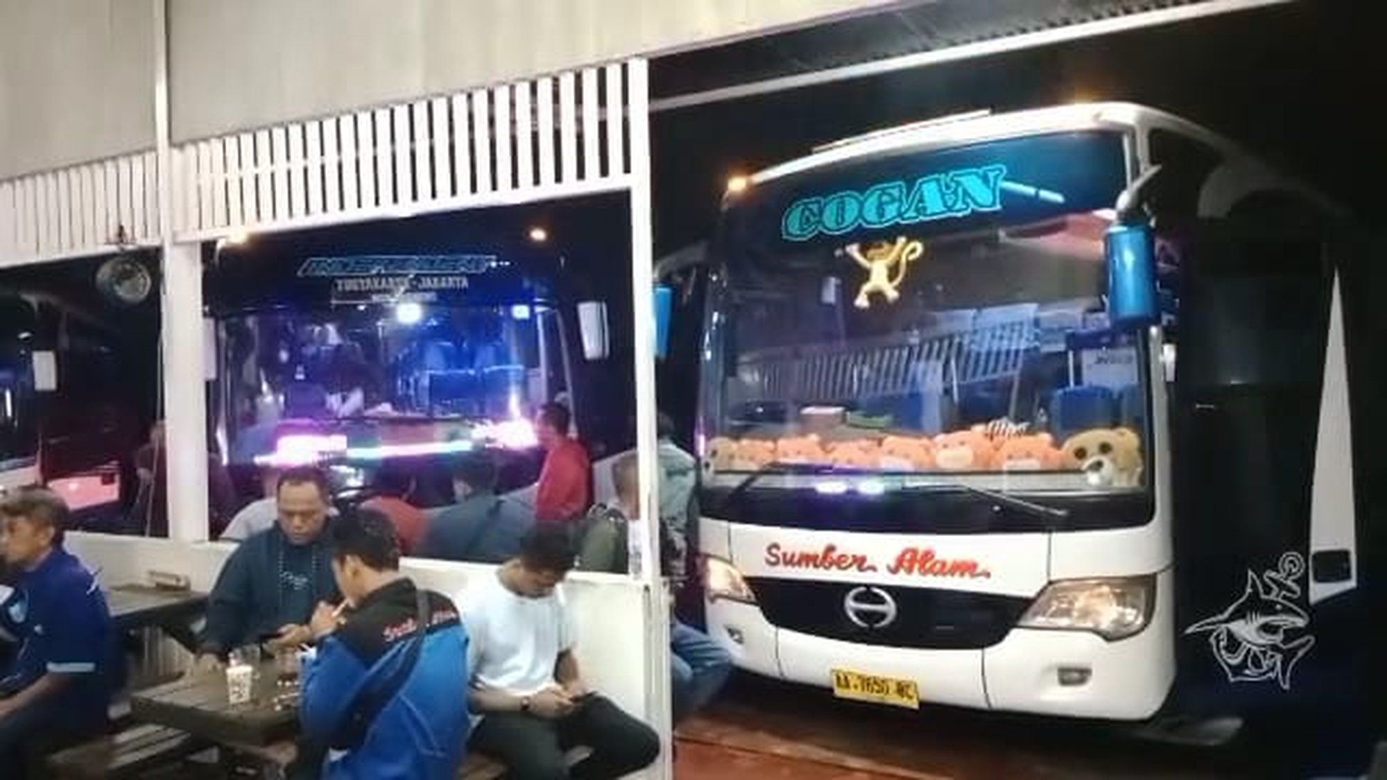 Ratusan penumpang di pool bis PO Sumber Alam Desa Cikawung Pekuncen Jawa Tengah, Selasa (19/6/2024) malam