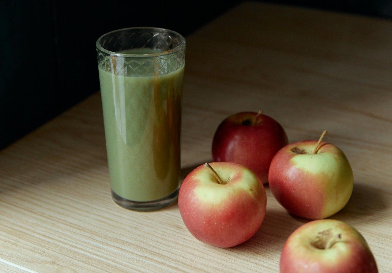 Jus apel adalah salah satu minuman penyeimbang saat kita makan daging secara berlebihan. 