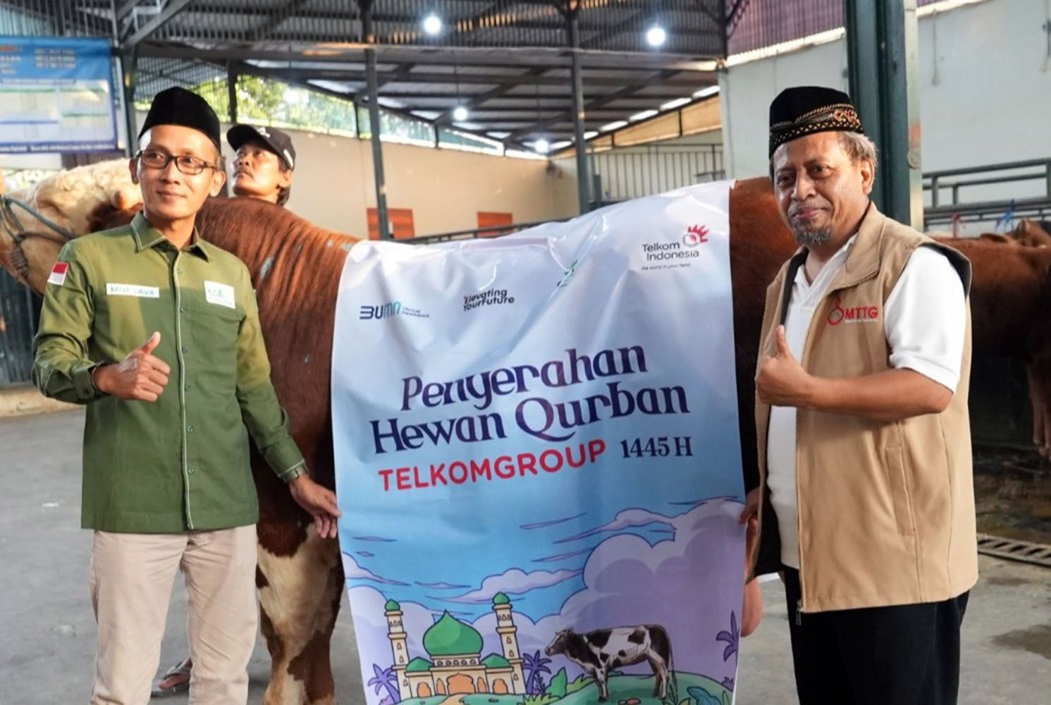 Ketua Umum Majelis Taklim TelkomGroup (MTTG) Pusat Agus Riyono (kanan) menyerahkan hewan kurban secara simbolis kepada Sekretaris LazisNU Pusat, Moesava di Jakarta