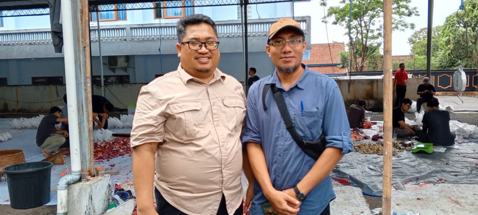Ketua STIKES Muhammadiyah, H. Nurhidayat berfoto bersama Ketua Pelaksana Kegiatan Qurban, Panji, di Aula Outdoor STIKES Muhammadiyah Ciamis Rabu, (19/06/2024).