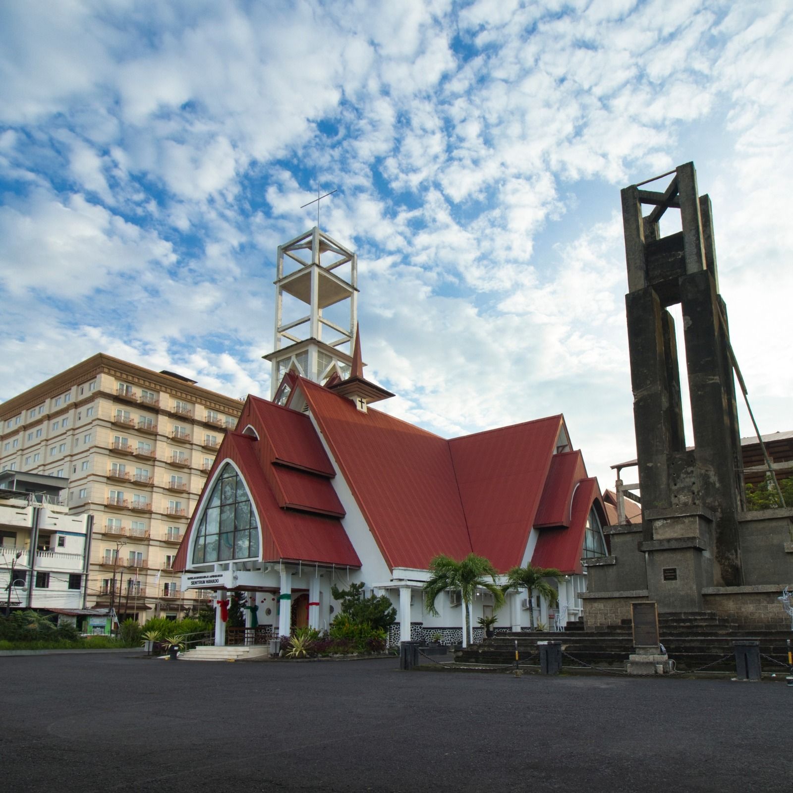 Tampak Gereja Sentrum Manado begitu Megah (foto: Hotel Aston Manado)
