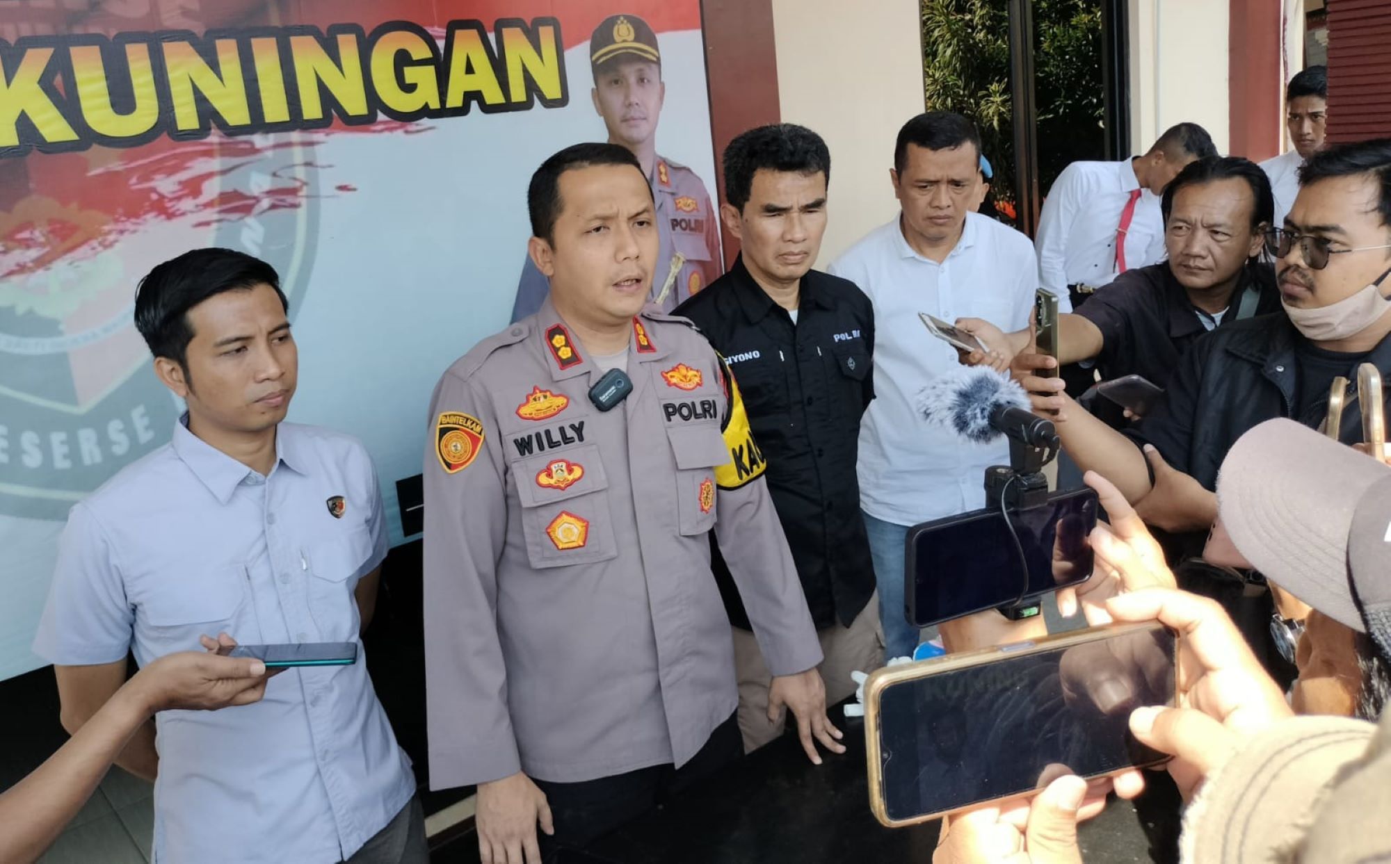 Polres Kuningan menggelar konferensi pers terkait pengungkapan kasus menghilangkan nyawa orang yang terjadi di salah satu hotel di Kabupaten Kuningan.