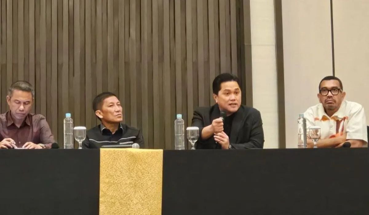 Ketua Umum PSSI Erick Thohir (kedua dari kanan) menjawab pertanyaan pewarta pada konferensi pers di Gedung Danareksa, Jakarta, Kamis 20 Juni 2024