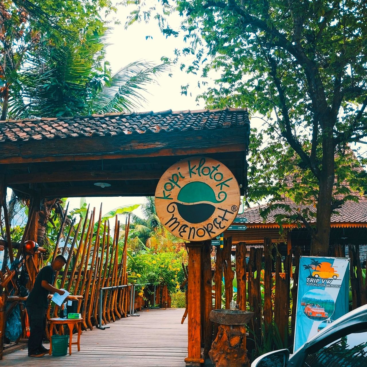 Warung Kopi Klotok Jogja menjadi salah satu destinasi wisata kuliner yang ramai pengunjung