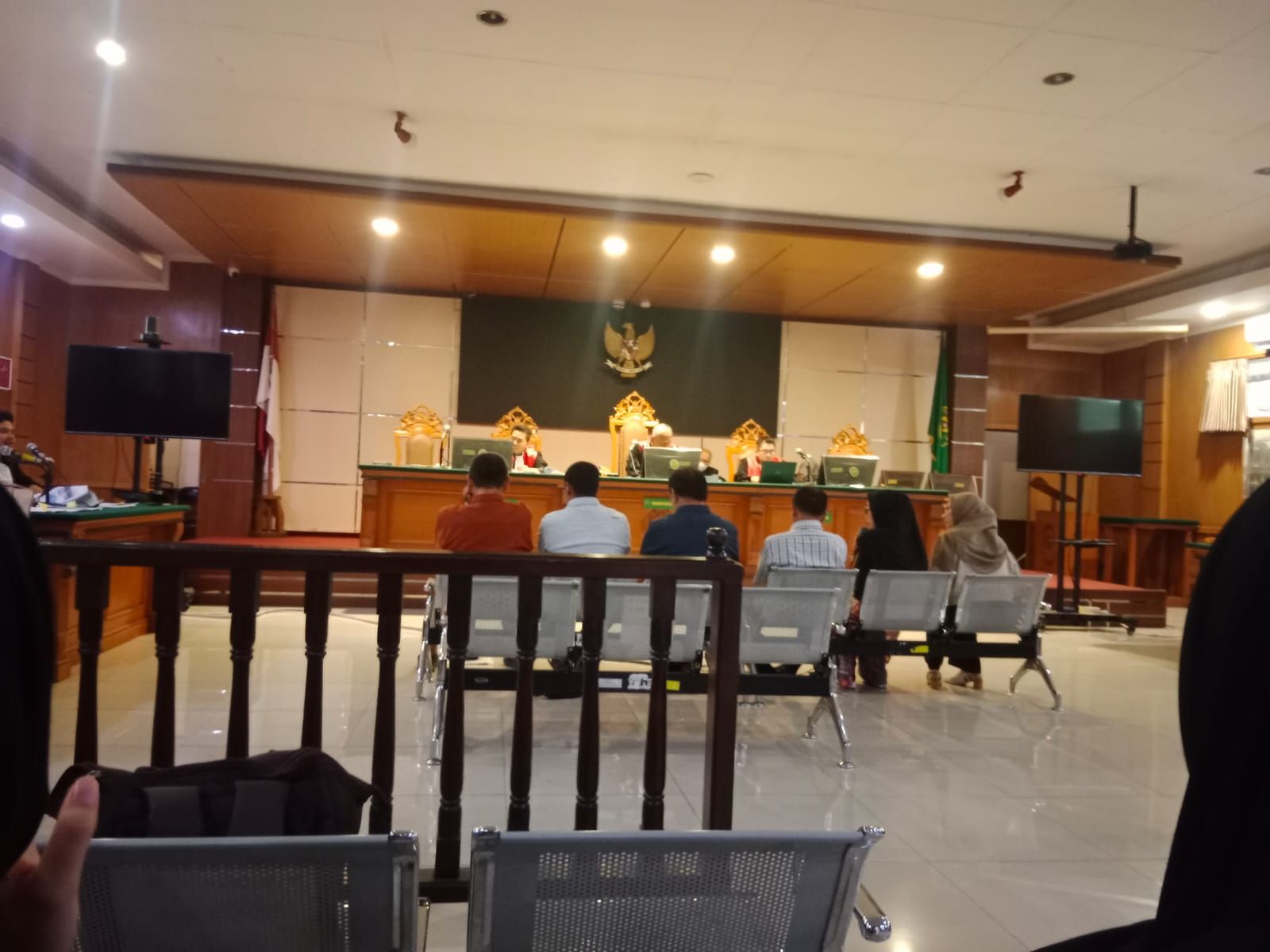Enam orang saksi kasus korupsi disebuah BUMN sedang menjalani pemeriksaan di Pengadilan Tipikor Bandung