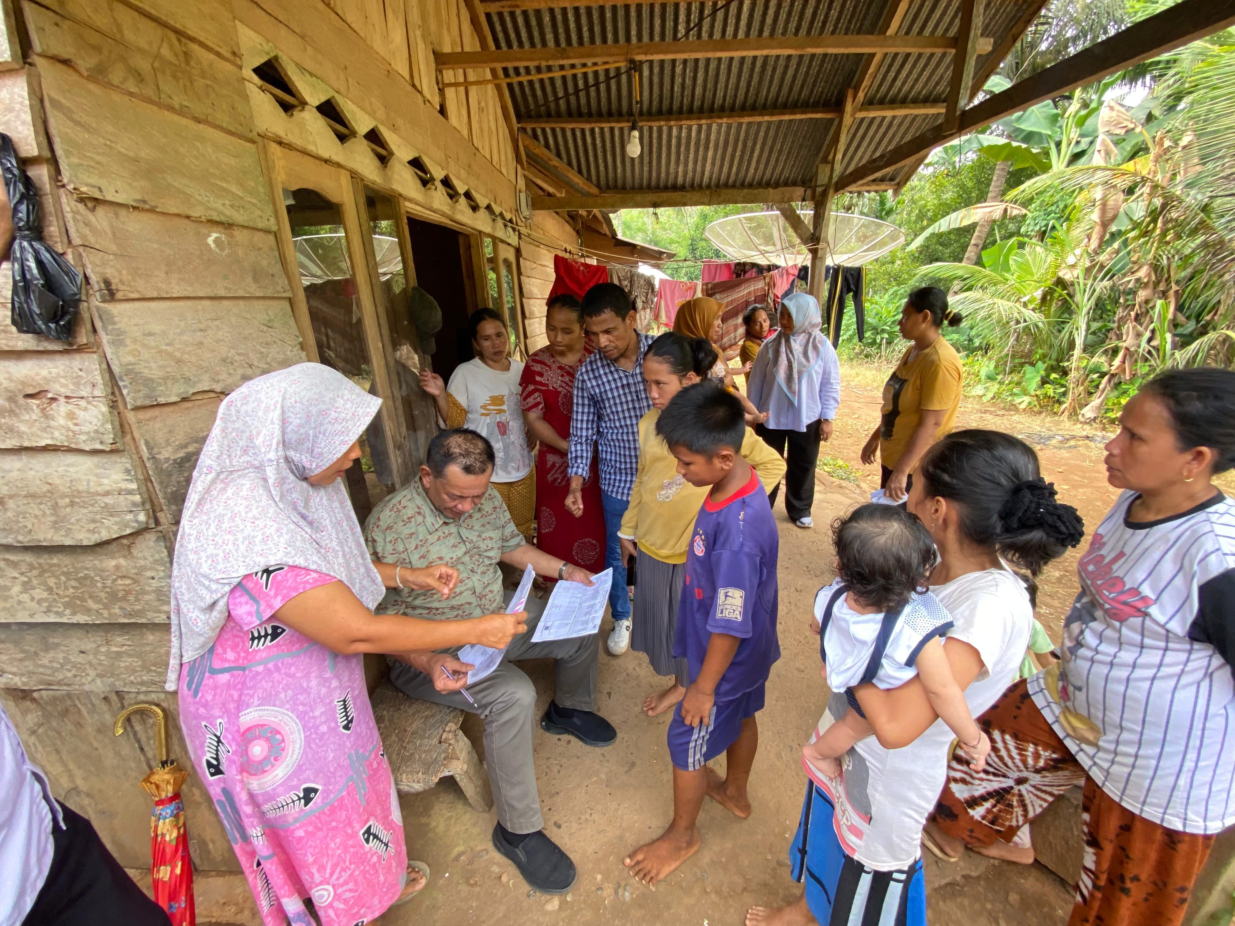 Bupati Pesisir Selatan, Rusma Yul Anwar berkesempatan mengecek kelengkapan dokumen untuk pengajuan Program Pesisir Selatan Pintar (PPSP) / marawatalk / ist