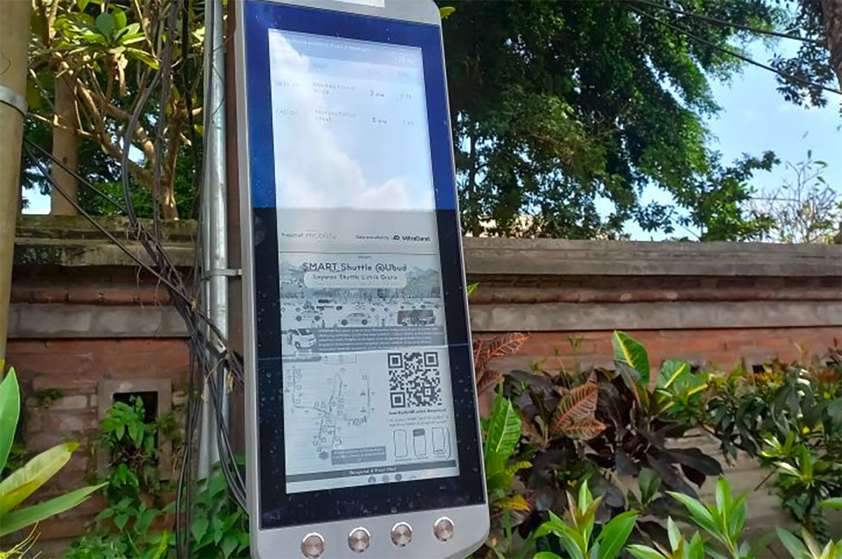 Digital Display Monitor yang menunjukkan jadwal perjalanan dari SMART@Ubud yang diletakkan di titik-titik pemberhentian dan penjemputan. 