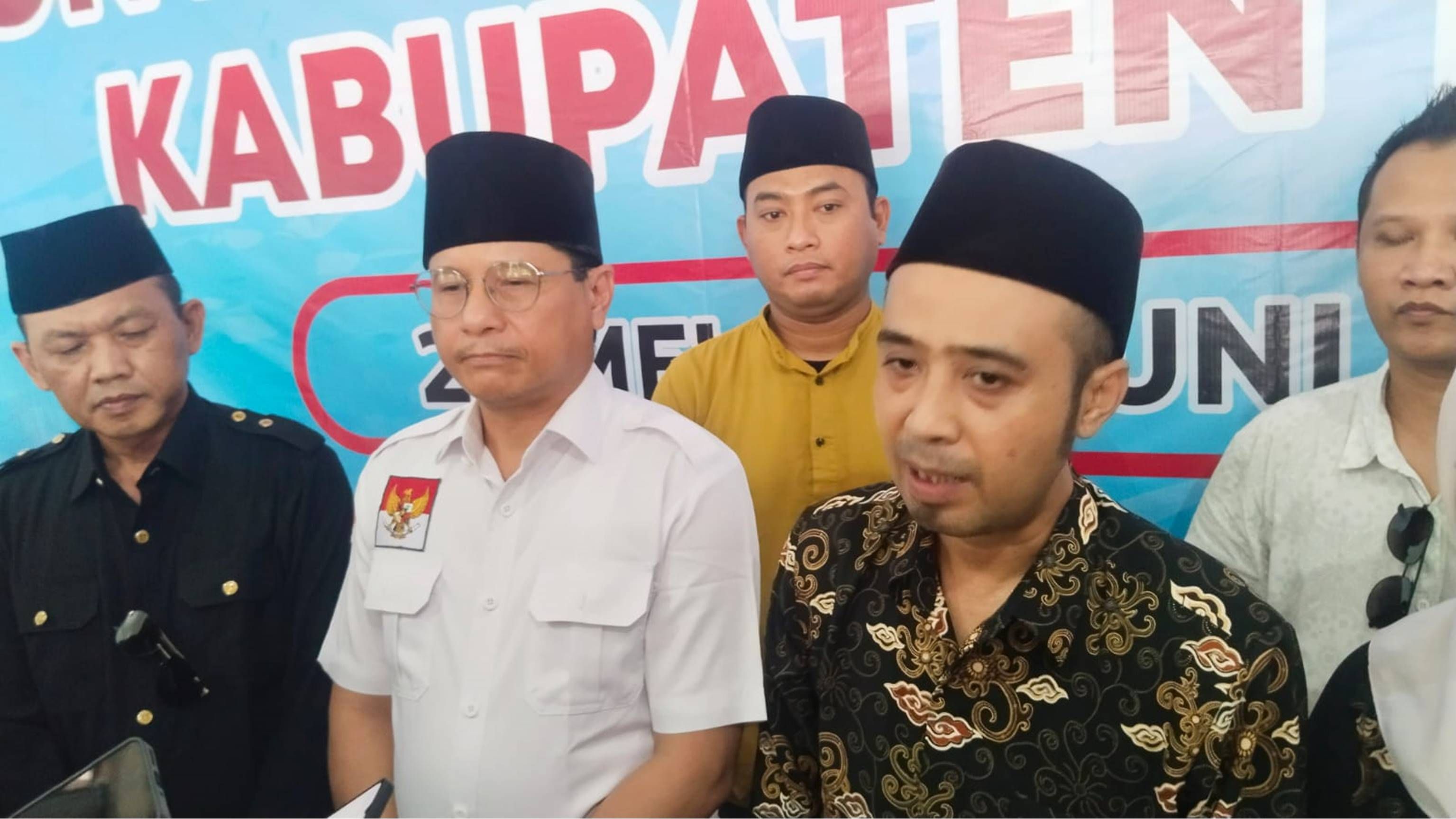 Ketua Penasehat Relawan Mas Pras, Muhaimin yang juga Ketua DPW Ndaru DKI Jakarta (kiri), Ketua DPC Partai Gerindra Kabupaten Tegal (Tengah), Bakal Calon Bupati Tegal, M Adhi Prasetyo (Kanan)