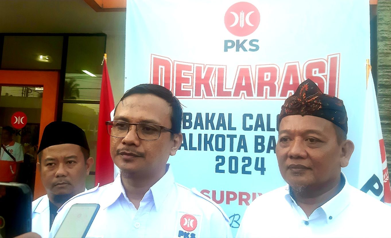 Ketua DPD PKS Kota Banjar, Cecep Dani Sufyan bersama Bacalon Wali Kota PKS, Supriyadi usai deklarasi yang dihadiri parpol koalisi Madani di DPD PKS Kota Banjar, Jumat (21/6/2024).