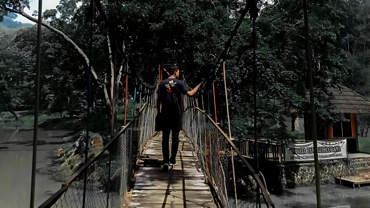 Jembatan gantung di Wana Wisata Situ Mustika. / Instagram /