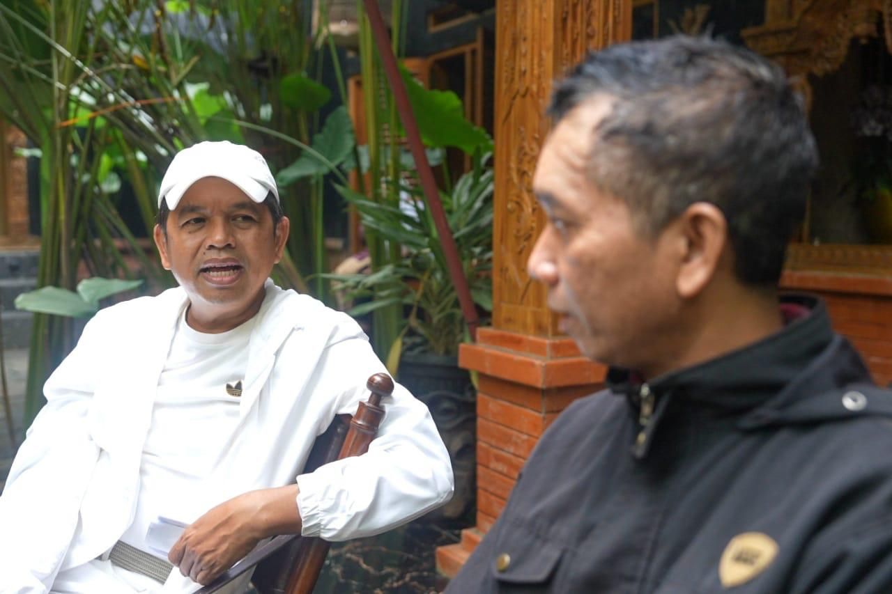 Kang Dedi Mulyadi (KDM) berbincang dengan ayah Pegi.* 
