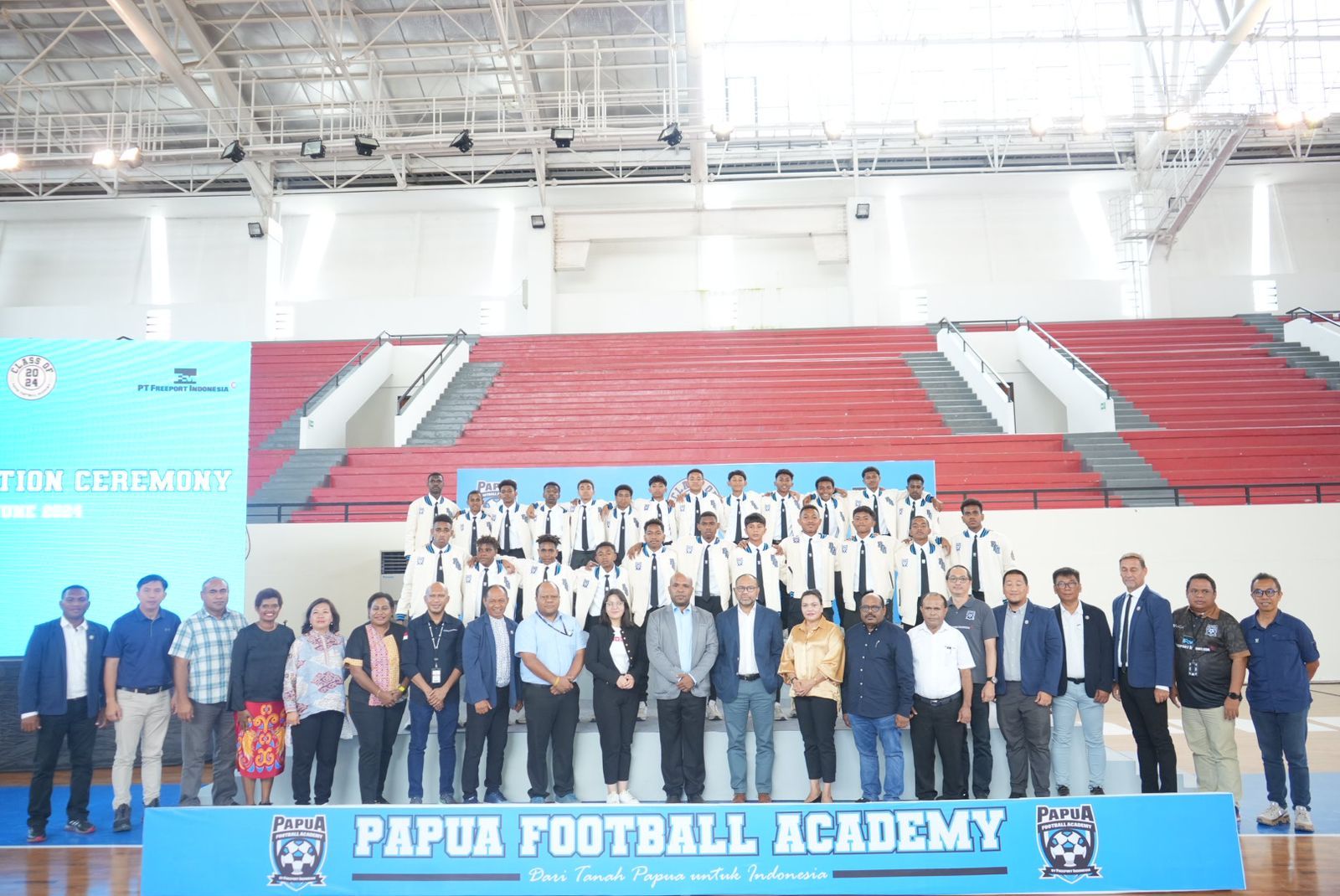 Foto bersama anak -anak berbakat asal Papua di dunia sepakbola angkatan pertama Papua Football Academy di acara kelulusan bersama pihak PT Freeport Indonesia dan pihak PSSI yang di hadiri langsung oleh Ibu Ratu T