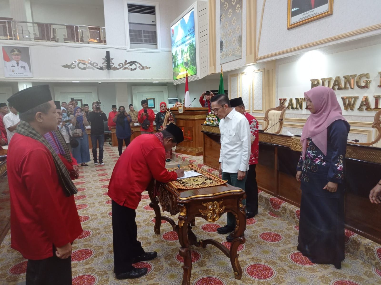 Penandatanganan SK oleh Sekda Kota Palembang Ratu Dewa, Bupati Agam Andri Warman serta ketua terpilih Reflin Arda