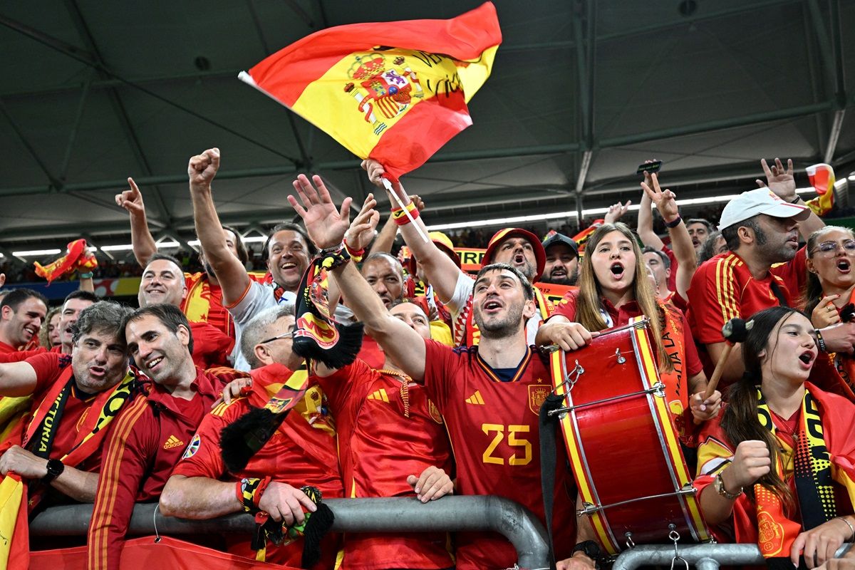 Suporter Spanyol merayakan kemenangan Spanyol atas Italia di Euro 2024.