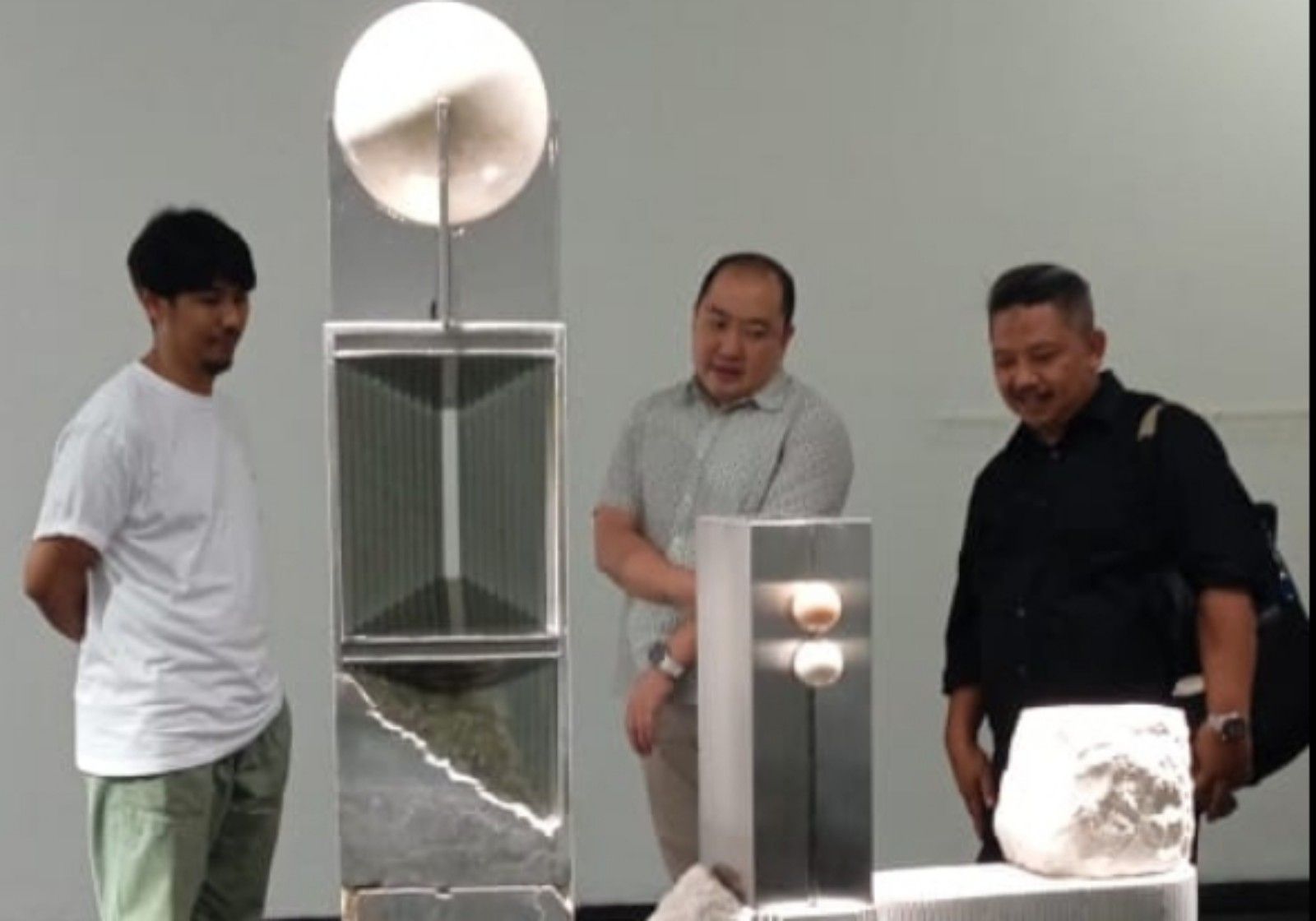 kolektor dan penikmat karya seni Iwan Kurniawan Lukminto tengah mengamati karya Seni Gabriel Aries Setiadi, dalam pameran tunggalnya di Lawangwangi Creative Space, Sabtu 22 Juni 2024 
