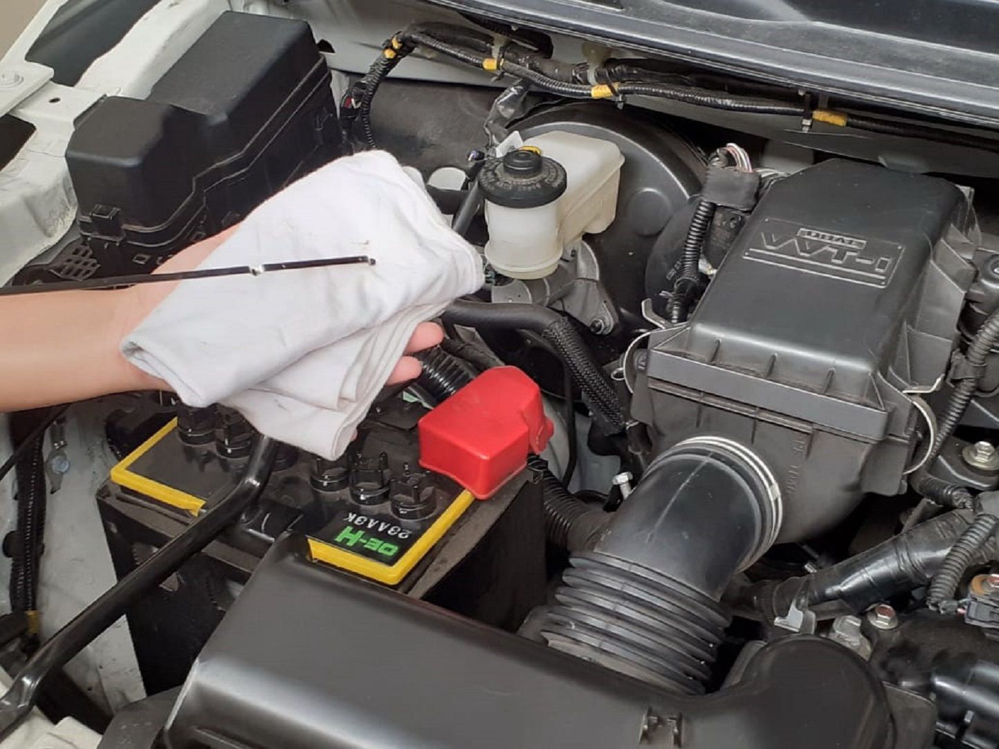 Cek kondisi oli Mesin secara berkala jadi salah satu tips untuk merawat mobil Daihatsu milikmu.*/   