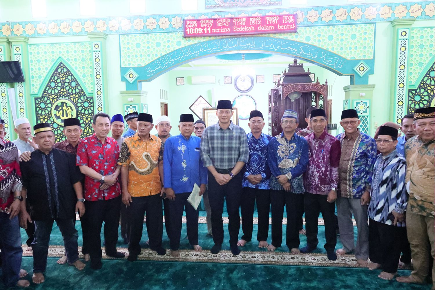 Menteri ATR Kepala BPN Agus Harimurti Yudhoyono AHY menyerahkan tiga sertipikat tanah wakaf milik Yayasan Babul Jannatul Firdaus di Masjid Araafiul Alaa, Pontianak, pada Sabtu 22 Juni 2024