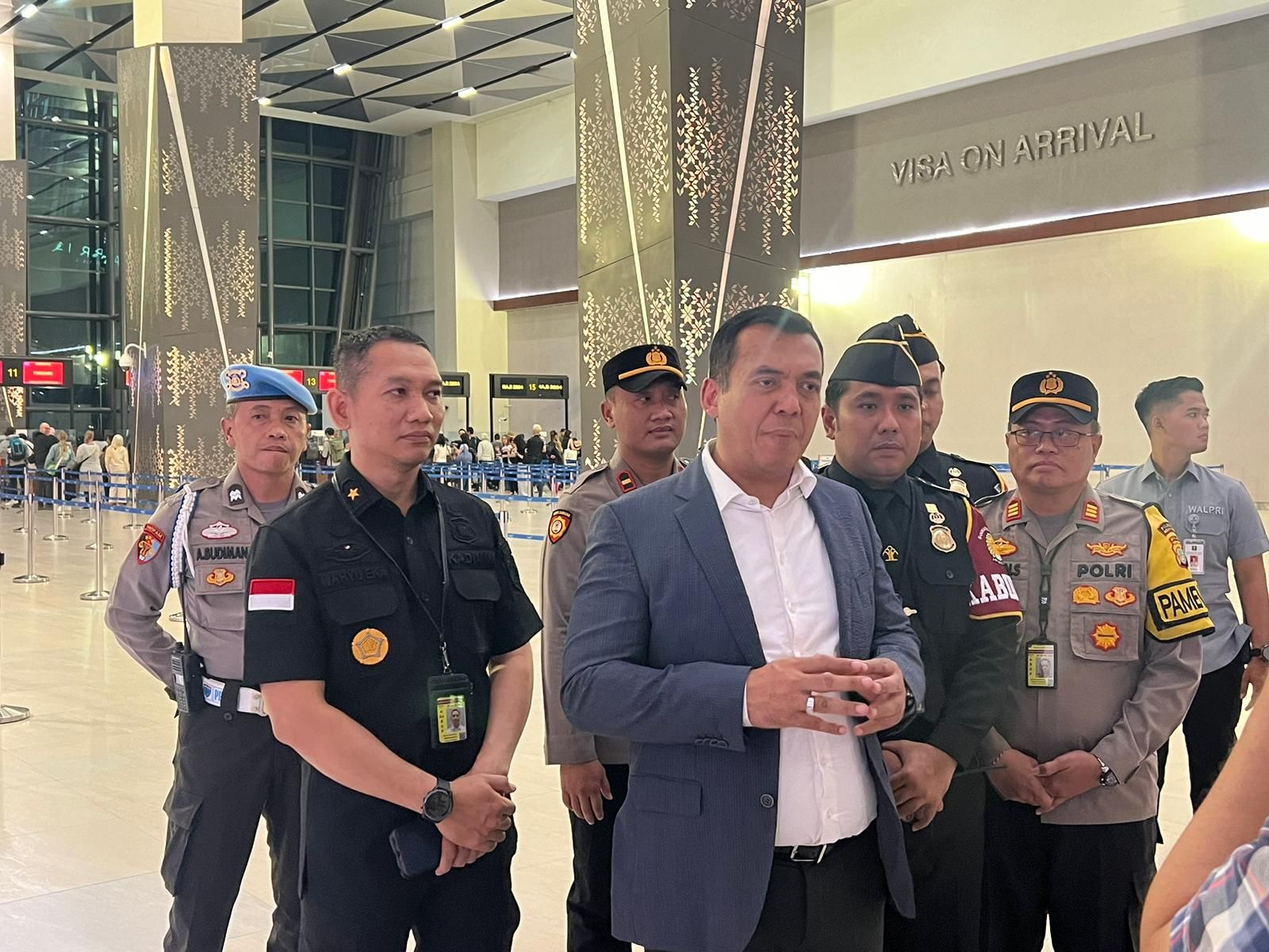 Direktur Jenderal Imigrasi, Silmy Karim saat mengecek antrean dan sistem pelayanan perlintasan Terminal 3 Internasional Bandara Soekarno-Hatta, Jumat 21 Juni 2024 malam.