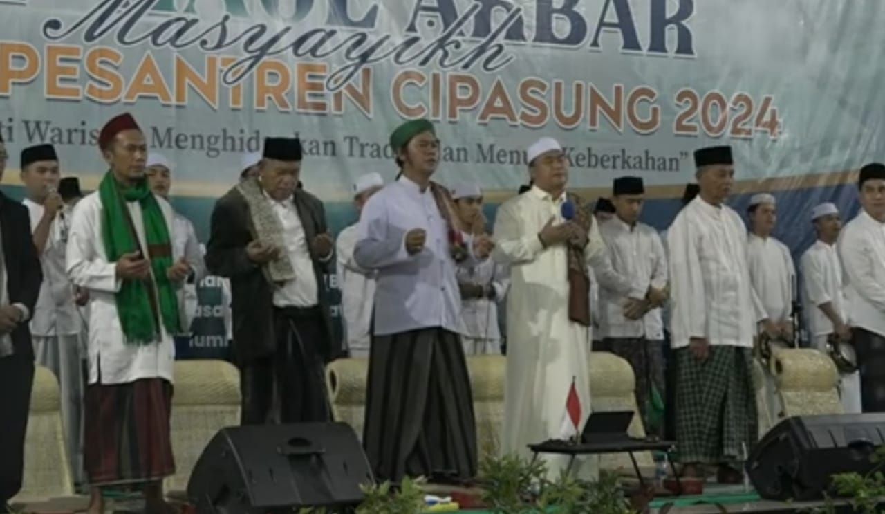 Hebat Ribuan Santri Dan Masyarakat Dzikir Bersholawat Bersama Mds Pada Haul Akbar Ponpes 5153