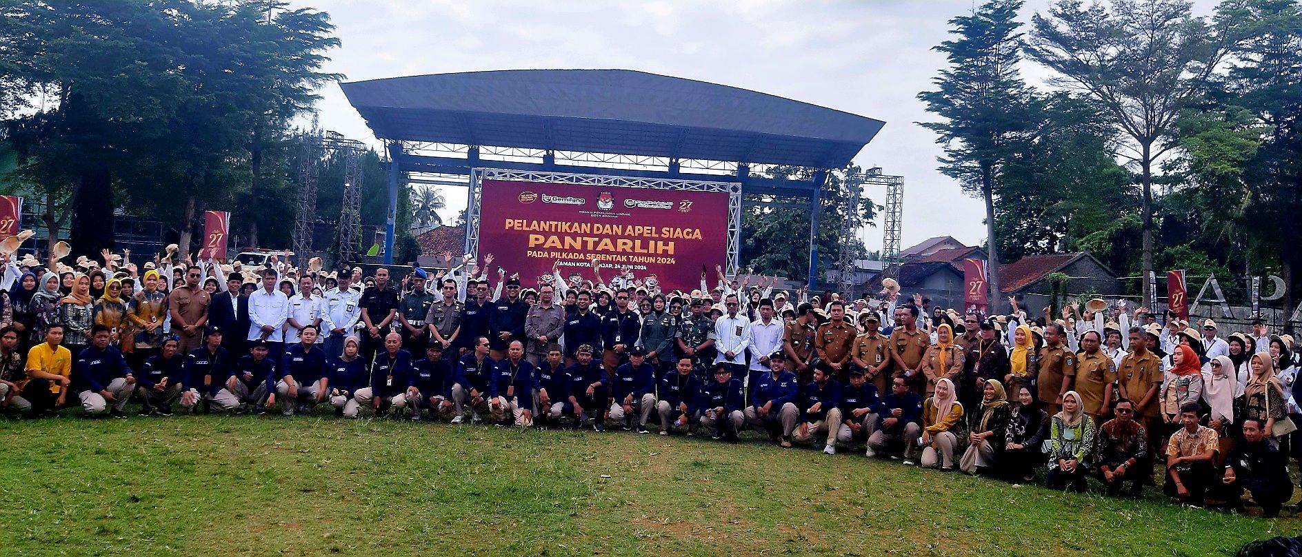 Komisioner KPU Kota Banjar difoto bersama undangan saat pelantikan 568 Pantarlih dan apel siaga Pilkada Serentak 2024 di Tamkot Lapang Bhakti Banjar, Senin (24/6/2024).