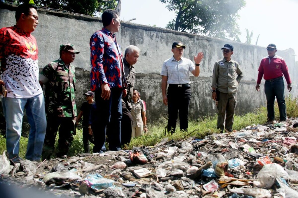 Penjabat Bupati Cirebon, Wahyu Mijaya meninjau kondisi Sungai Jamblang Cirebon, Sabtu, 22 Juni 2024.