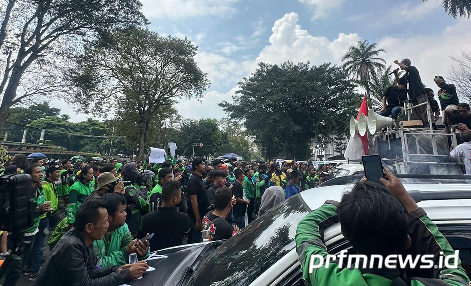 Orasi massa demo ojol dan driver taksi online di depan Gedung Sate Bandung Selasa, 25 Juni 2024.