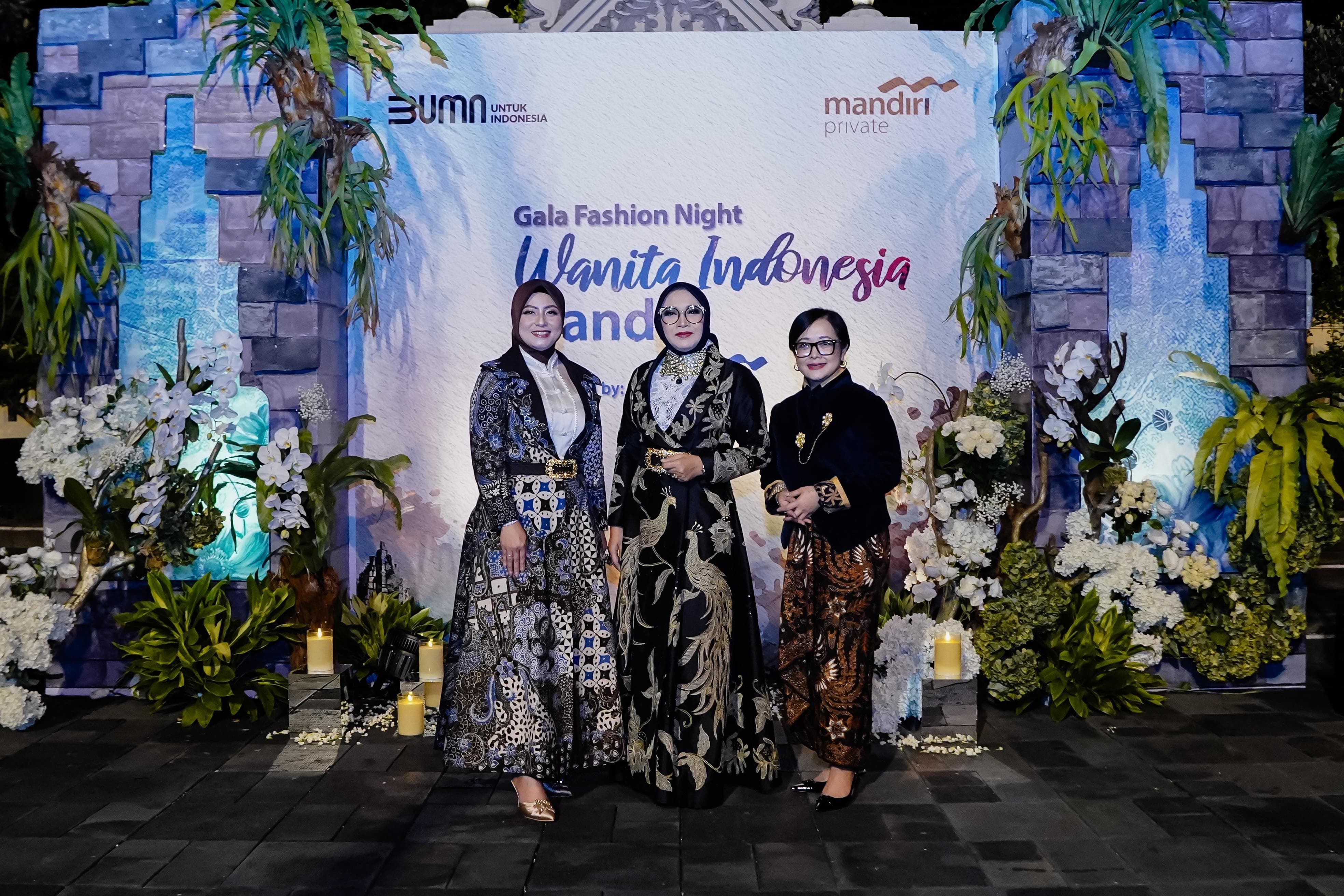 Gala Fashion Night dengan latar belakang kemegahan Candi Prambanan di Yogyakarta pada Senin, 24 Juni 2024.