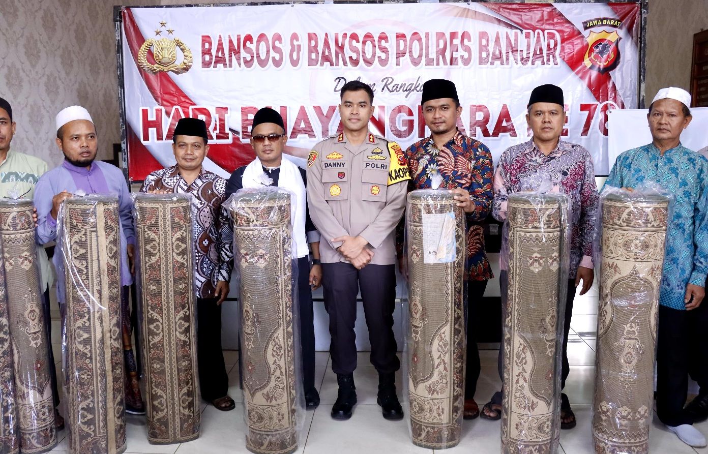 Kapolres Banjar, AKBP Danny Yulianto difoto bersama penerima bantuan karpet di Kota Banjar, Selasa (25/6/2024).