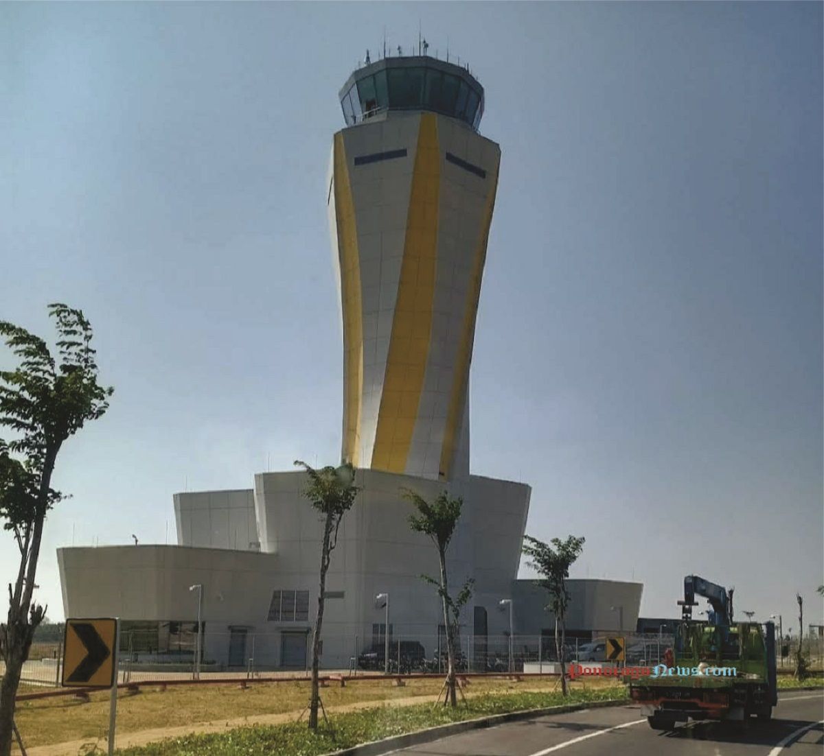 Tower Pengatur Lalu Lintas di Bandara Dhoho Kediri
