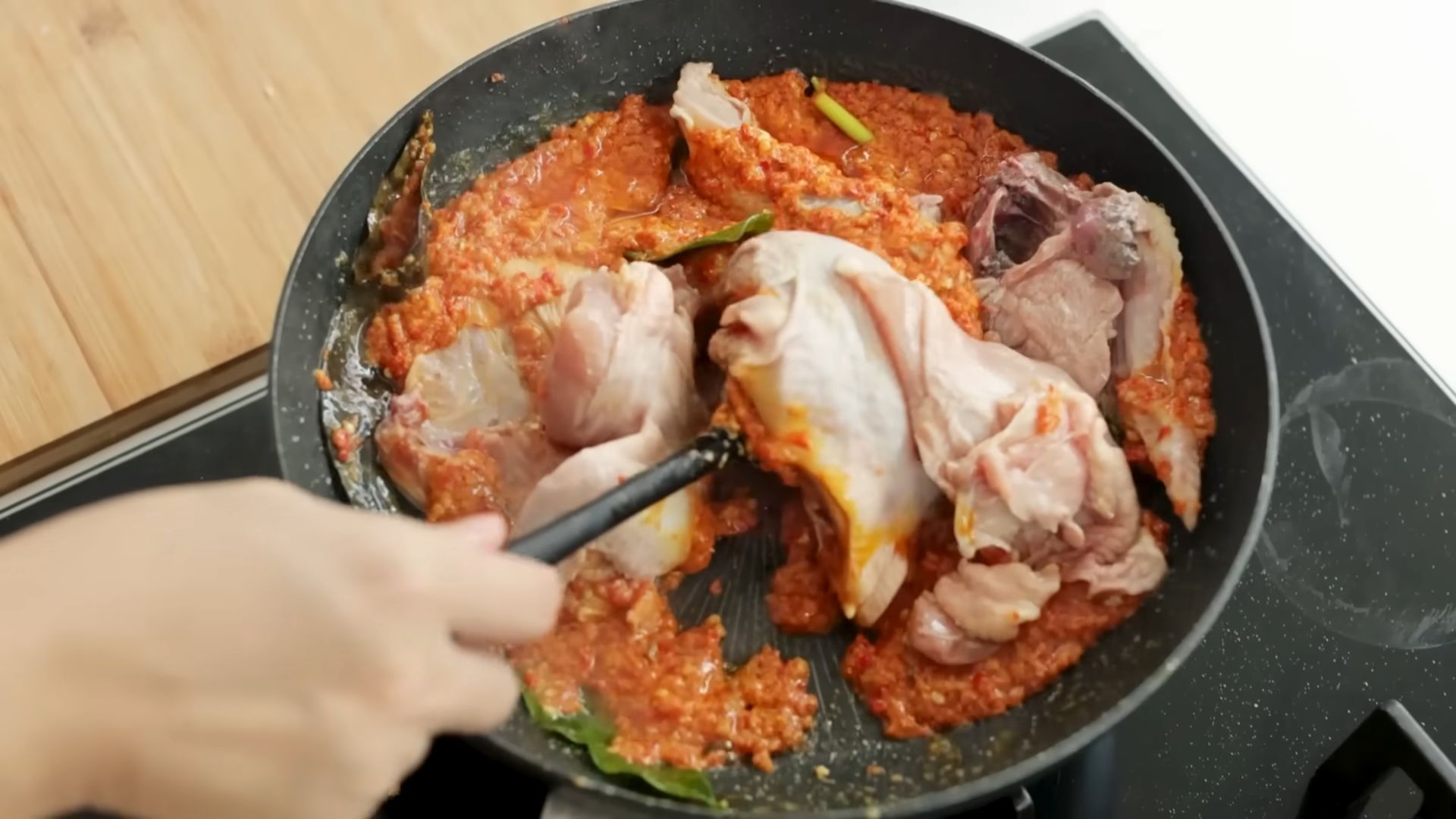 Proses memasukkan ayam dalam bumbu saat membuat Ayam Bakar Bumbu Rukan ala Chef Devina Hermawan. Lezat bikin nagih!./ YouTube/ Devina Herr