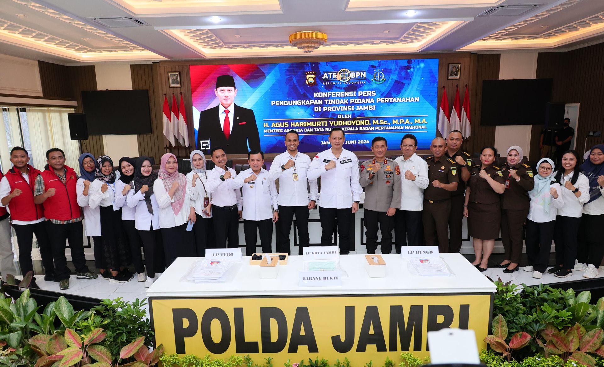 Konferensi Pers bersama Satgas Anti-Mafia Tanah di Gedung Siginjai Sakti Wira Bhakti, Markas Polda Jambi, Selasa, 25 Juni 2024.