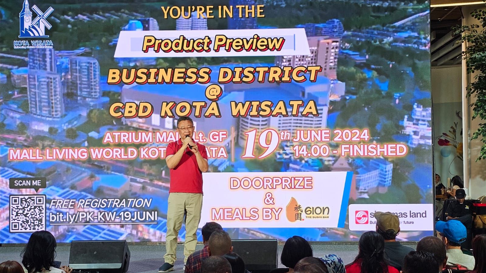 Division Head Residential Region 2, Simar Mas Land, Tio Budy Waltono presentasikan produk area komersial baru di Kota Wisata/Foto Seputar Cibubur 