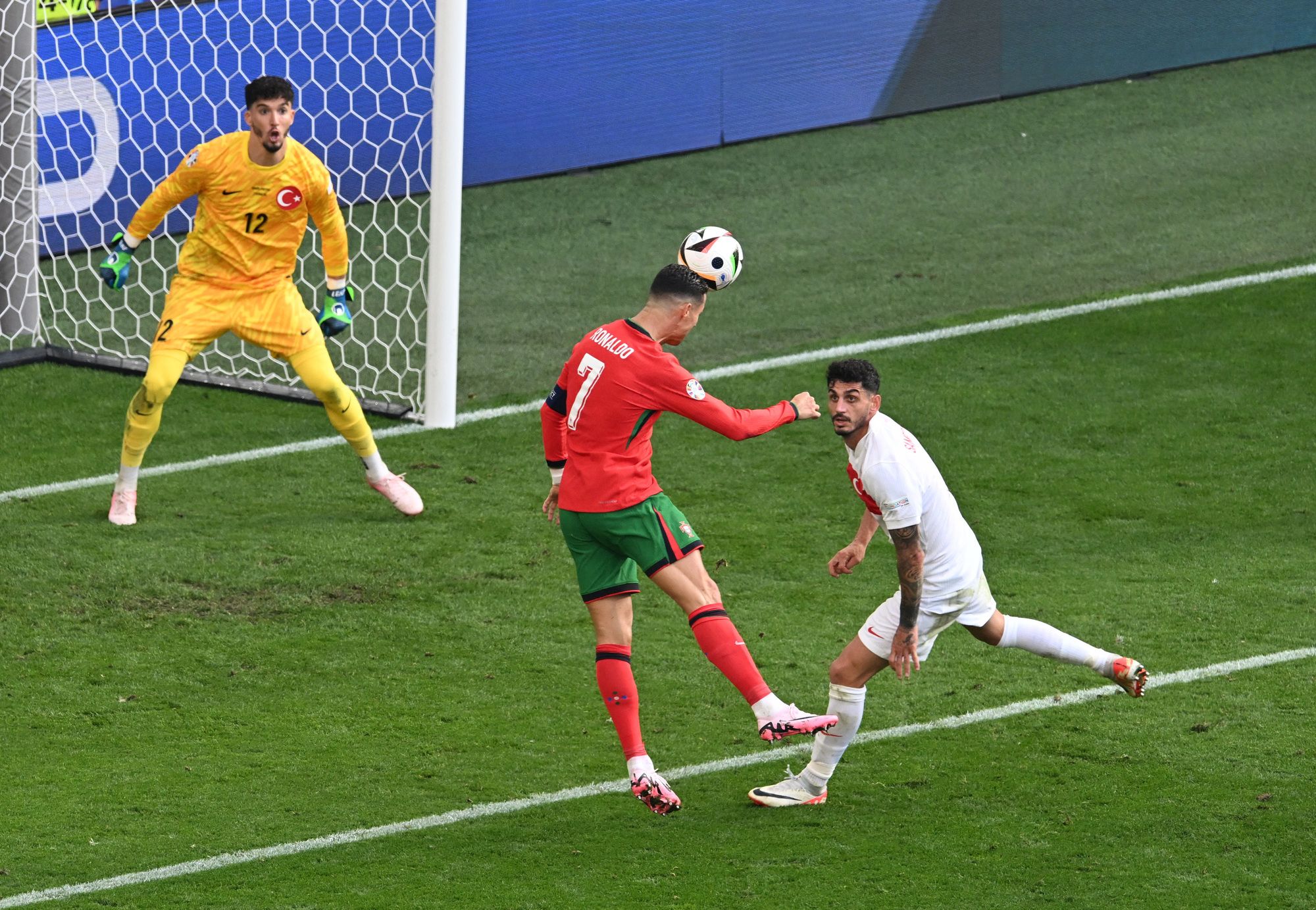 Cristiano Ronaldo menyundul bola pada pertandingan Portugal vs Turki di babak penyisihan Grup F Euro 2024. 