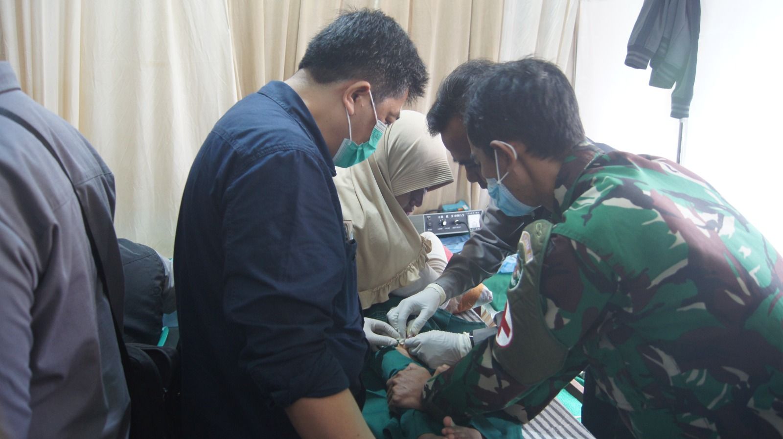 Tenaga Medis yang di bantu TNI dan Polri melaksanakan khitanan massal kepada puluhan anak