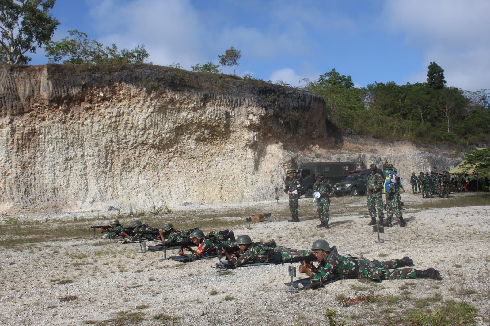 Foto para prajurit fokus membidik sasaran tembak