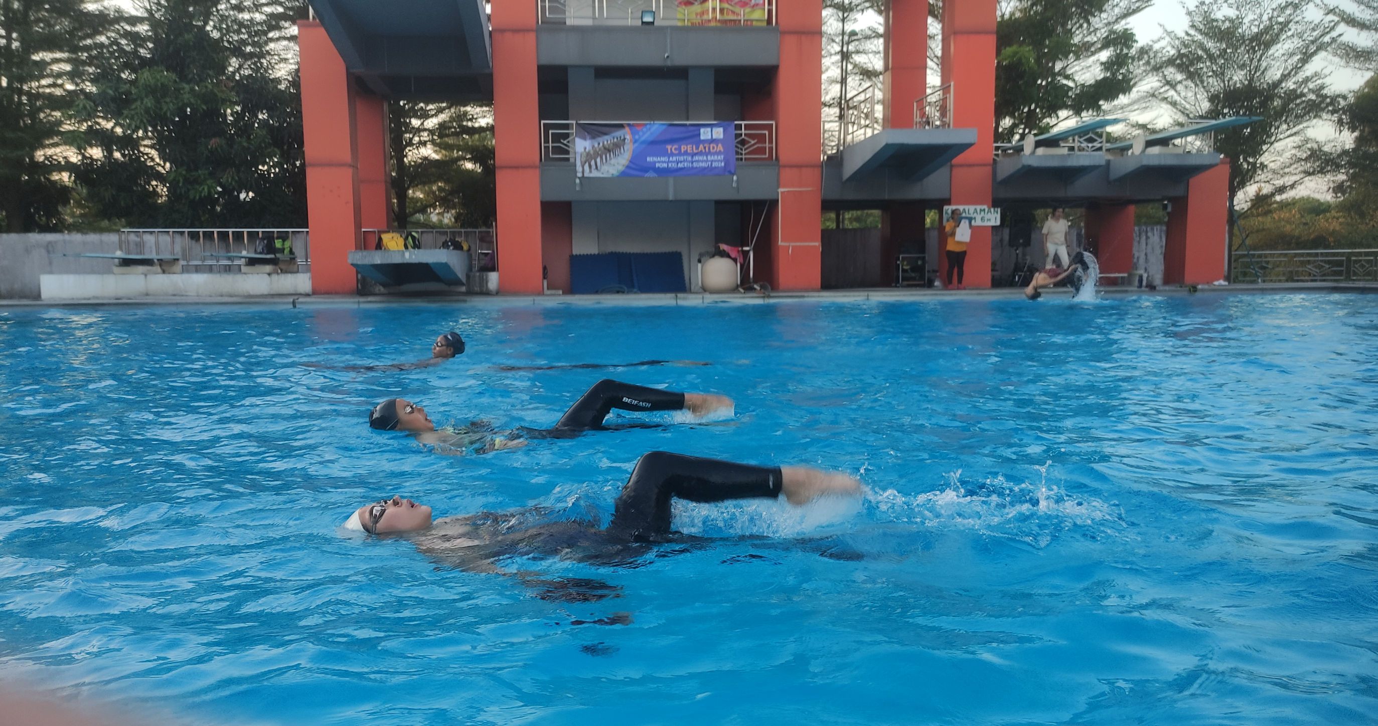 Para atlet renang artistik tengah berlatih di Gelanggang Akuatik Kompleks Stadion Wibawa Mukti Kabupaten Bekasi. Pikiran Rakyat/Tommi Andryandy
