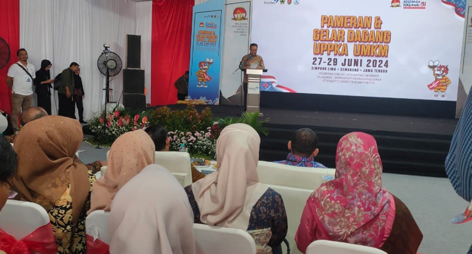 Kepala BKKBN RI Hasto Wardoyo saat membuka kegiatan pameran dan gelar dagang UPPKA UMKM Harganas 2024.