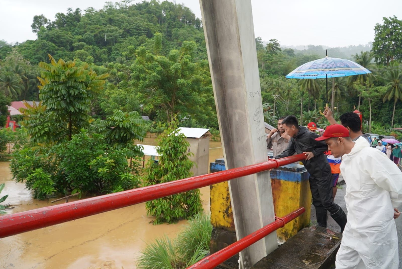 Bupati Iskandar memantau kondisi jembatan saat terjadi luapan air