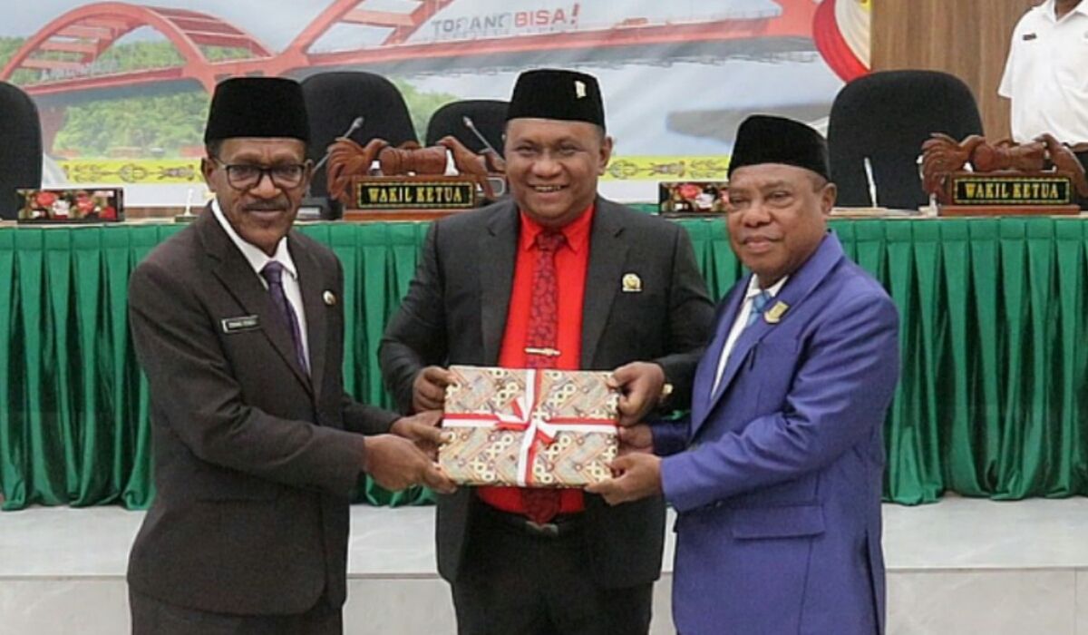 Frans Pekey mendapat apresiasi atas prestasinya saat menjabat Pj Wali Kota Jayapura