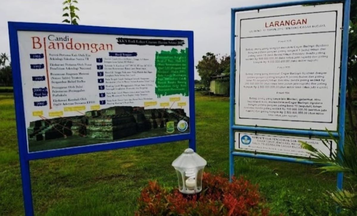 Papan petunjuk tentang komplek percandian Batujaya di di Desa Segaran dan Desa Telagajaya serta Kecamatan Batujaya dan Kecamatan Pakisjaya, Kabupaten Karawang. 