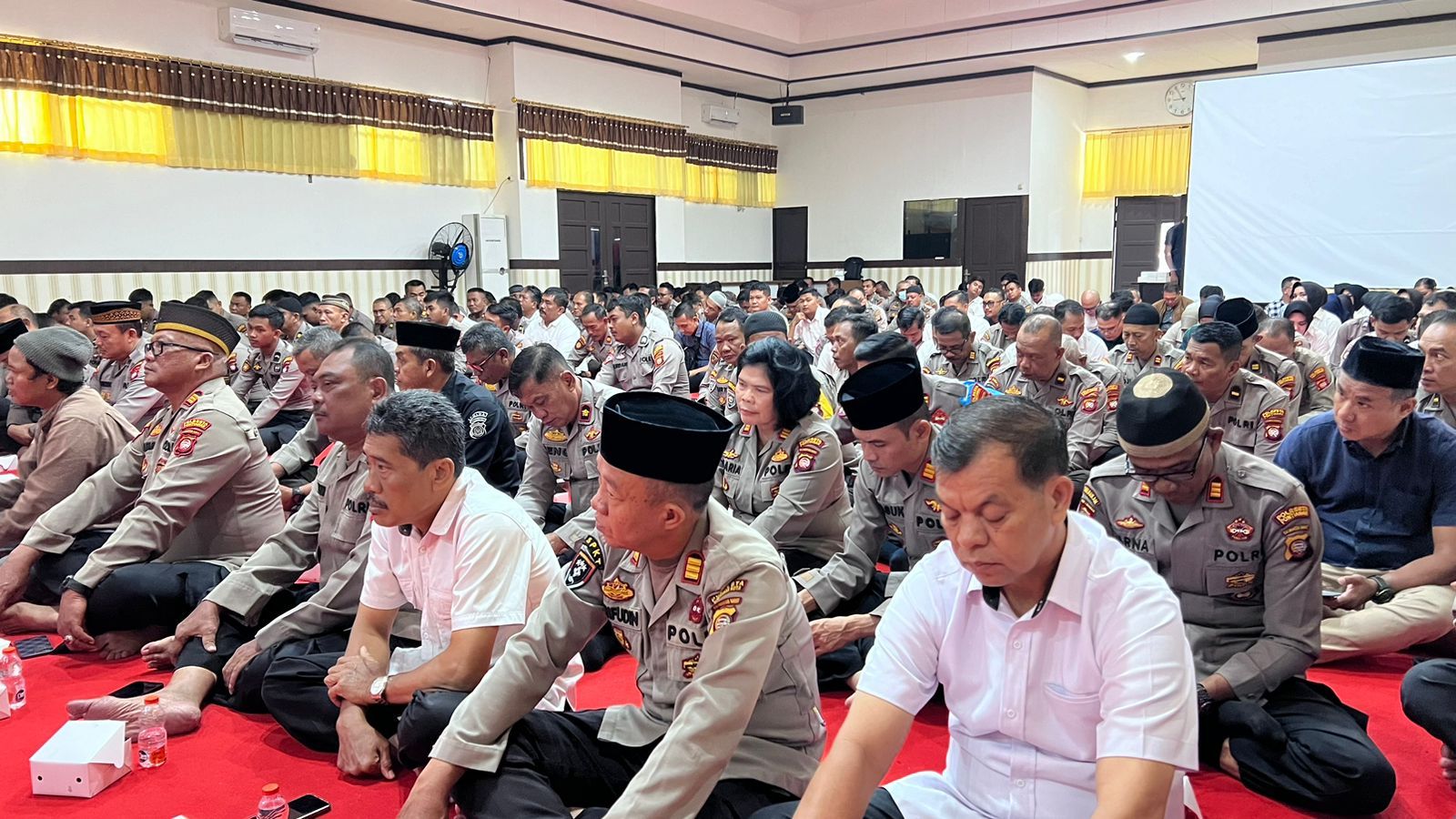 Polda Kalimantan Barat menggelar kegiatan doa bersama Lintas Agama yang dilaksanakan di Aula Polresta Pontianak, Rabu 26 Juni 2024. Doa bersama ini meruapakan rangkaian kegiatan HUT Bhayangkara ke 78.