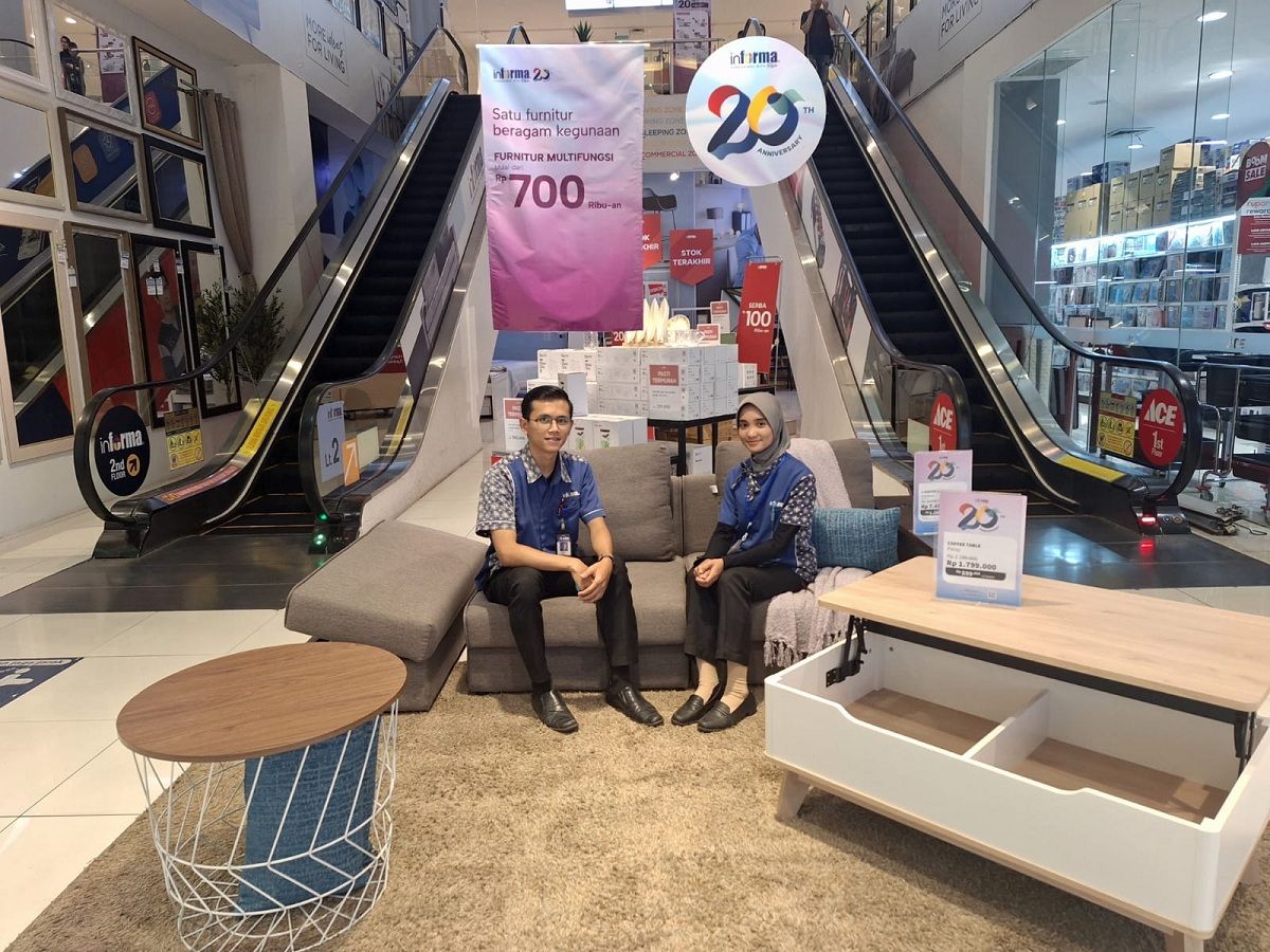 Poter dua karyawan Informa Tasikmalaya sedang memperkenalkan furniture perlengkapan ruang tamu