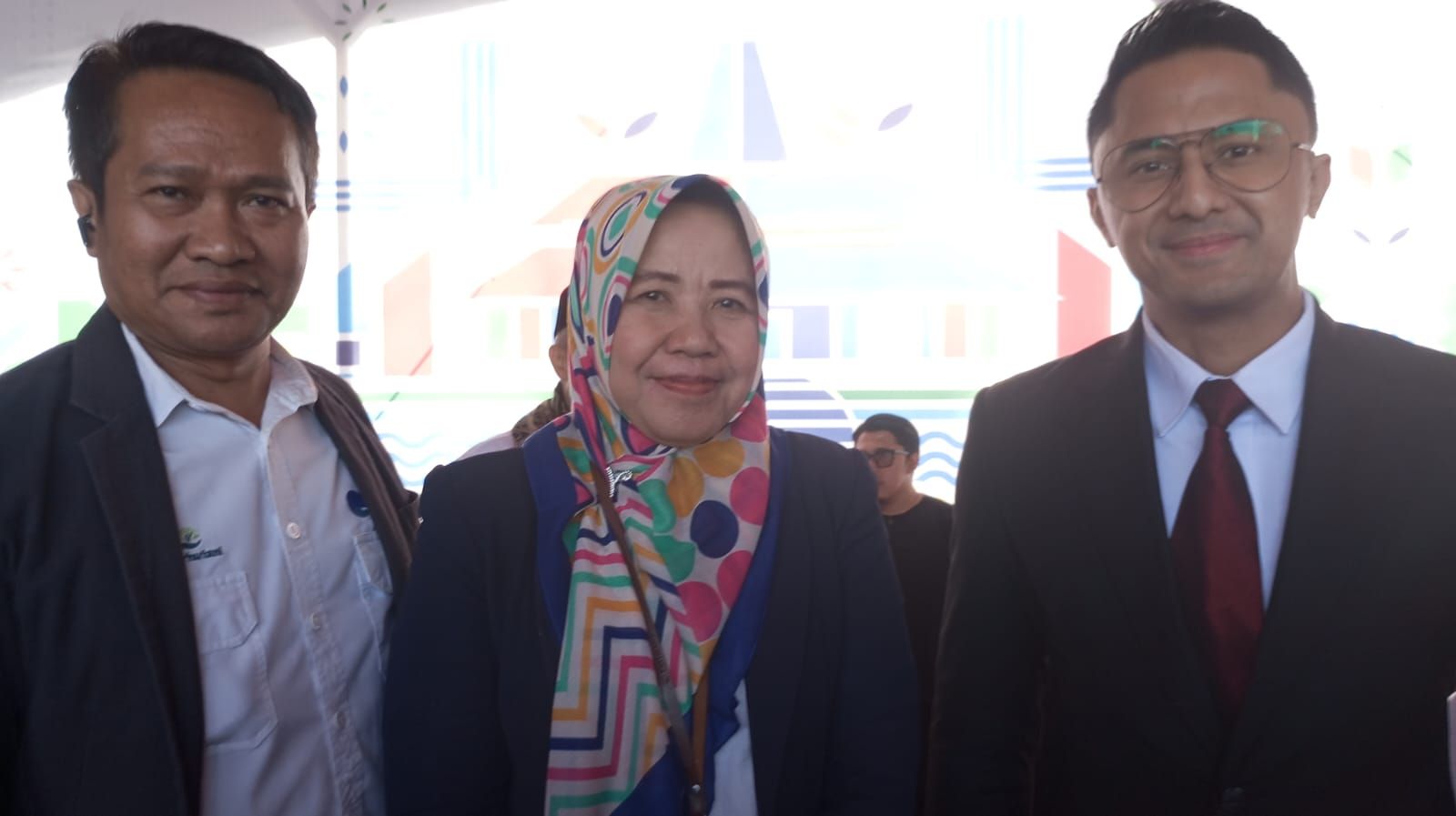 General Manager Palawi Wilayah Barat Nuryanti Tripawestri berphoto bersama Mantan Bupati KBB Hengki Kurniawan Saat Menghadiri HUT KBB ke 17