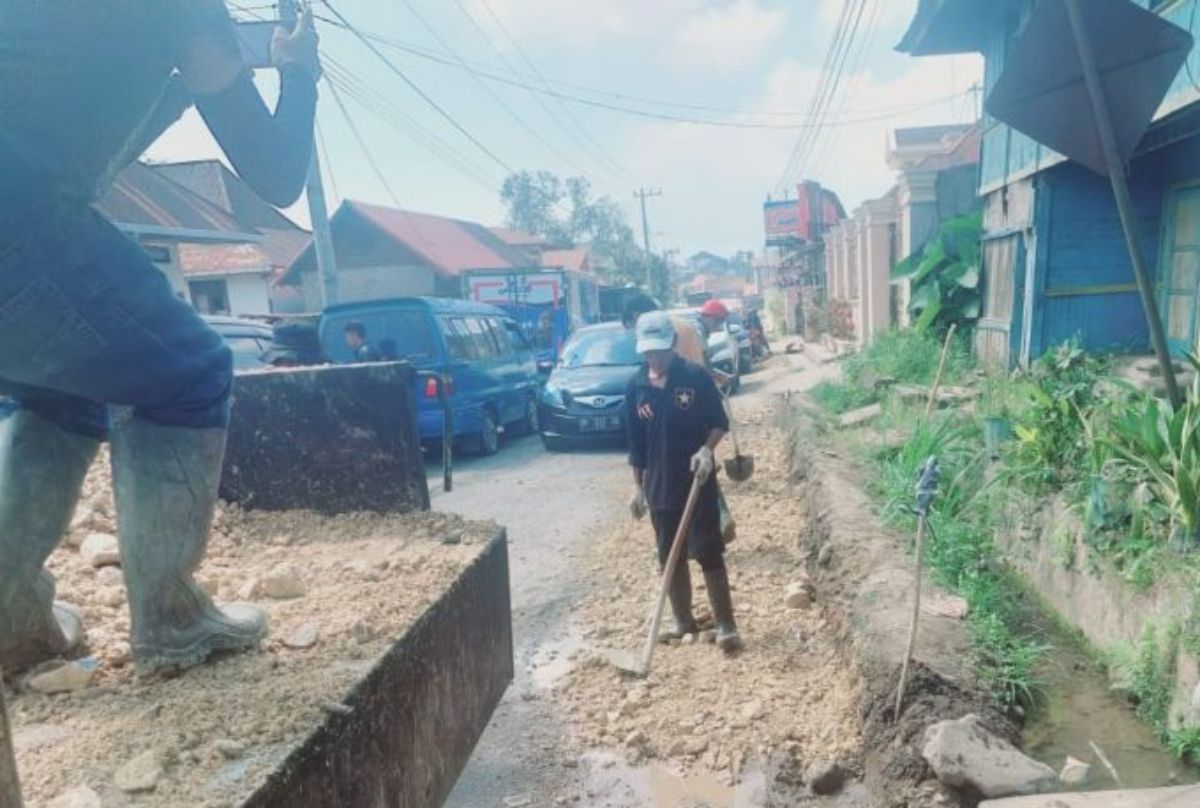 Dinas BMCKTR Sumbar saat nemulai memperbaiki jalan rusak di Malalak, Agam