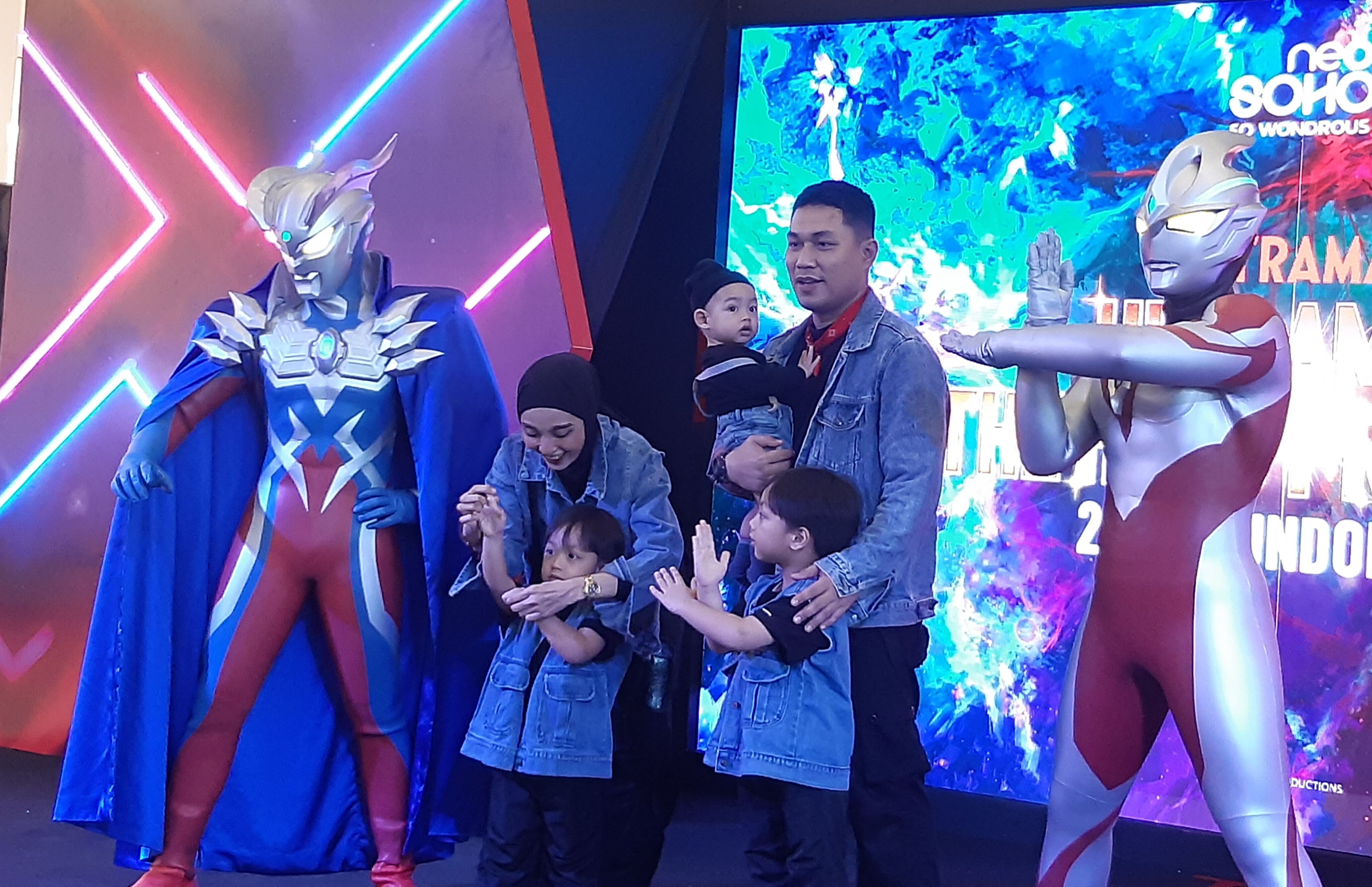 Keseruan Rizal Armada dan keluarga foto bareng Ultraman/