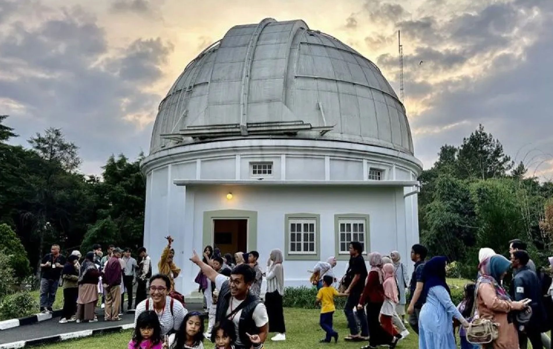 Para pengunjung saat melakukan kunjungan malam di Observatorium Bosscha ITB, Kabupaten Bandung Barat, Jawa Barat, Jumat (21/6/2024).
