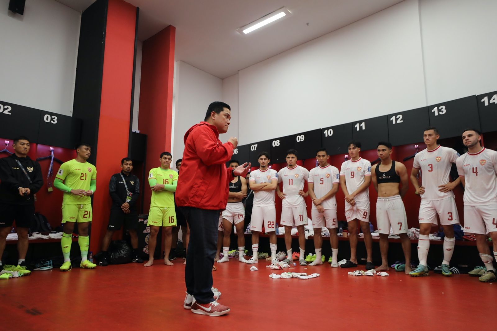 Ketum PSSI Erick Thohir saat memberikan semangat kepada para penggawa timnas Indonesia di ruang ganti.