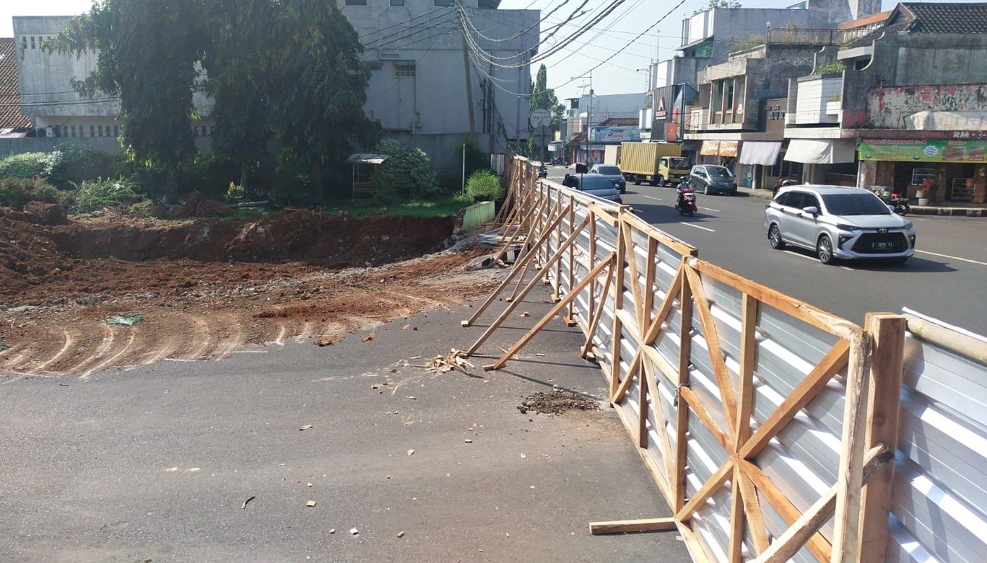 Papan pembatas proyek pembangunan pusat kuliner dan parkir di area Alun-alun Ciamis, Kamis, 27 Juni 2024