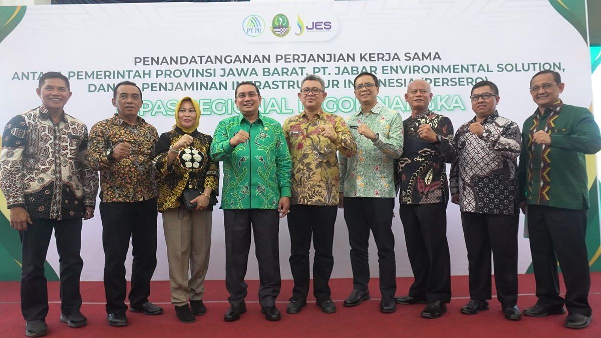 Para Bupati dan Wali Kota se-Bandung Raya  menghadiri penandatanganan perjanjian kerja sama antara  Pemprov Jabar dengan PT Jabar Enviromental Solutions (JES) dalam pengelolaan TPPAS Regional Legoknangka di Gedung Sate, Kota Bandung, Jumat, 28 Juni 2024